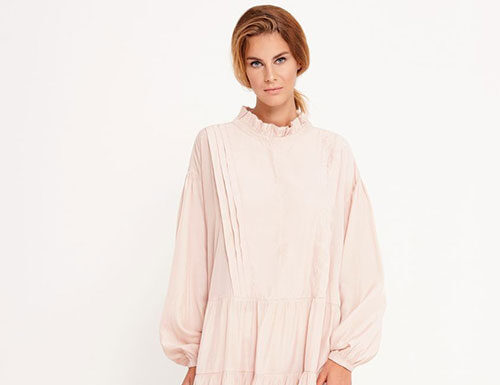 Sukienki i tuniki - najbardziej wyjątkowe i pożądane części kobiecej garderoby